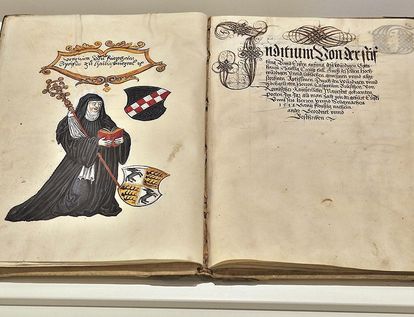 Darstellung Veronikas von Rietheim mit ihrem Wappen auf einer Buchseite