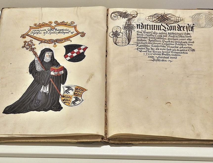 Darstellung Veronikas von Rietheim mit ihrem Wappen auf einer Buchseite