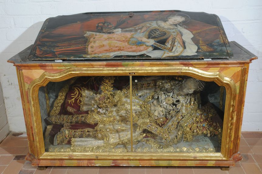 Foto: Staatliche Schlösser und Gärten Baden-Württemberg, Christian Katschmanowski Kloster Heiligkreuztal, Detail, Heiliger Coronatus in einem Glassarkophag